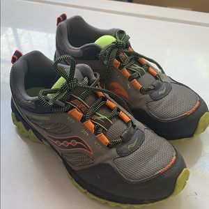 Boys Saucony Excursion Hiking shoes sneakers Sz 5M